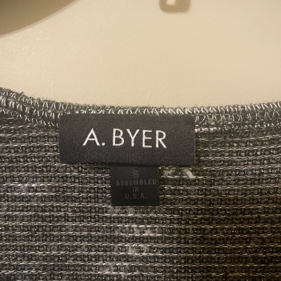 A.byer gray long sleeve top. Good condition. Size small Lace detail on shoulder - Picture 4 of 4